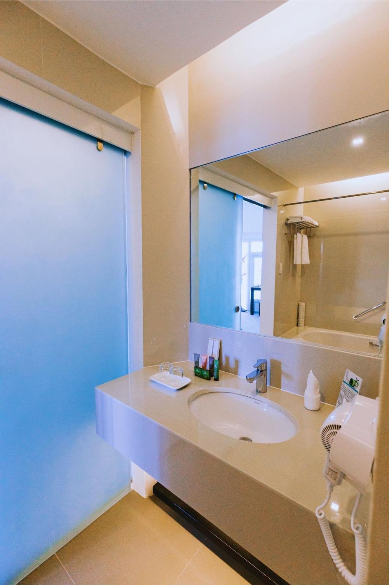 Arterra Seaview Resort Lapu-Lapu City Exterior photo